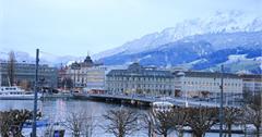 瑞士 Luzern│琉森一日遊：盧森必遊卡貝爾橋、天鵝廣場、獅子紀念碑，百年巧克力店＆米其林推薦美食