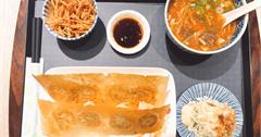 京站美食｜旦旦旬餃子專賣店，鮮嫩多汁脆皮煎餃、酸香鹹辣番茄酸辣湯，搭配酥脆餃子皮超美味！