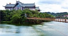 新竹峨眉湖風光明媚，走細茅埔吊橋，漫遊彌勒大佛園區