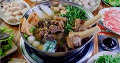 台北｜松山首間國樂風羊肉爐！山羊城全羊館羊肉爐松山健康店，清爽蔬菜湯底搭配帶皮山羊肉，秋冬補身聚餐必吃！
