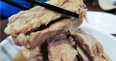新加坡｜松發肉骨茶，店面超復古，排骨肉質軟嫩、濃郁白胡椒湯溫和暖胃