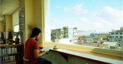 新北市立圖書館萬里分館：全國少有喝咖啡、看海景，悠遊沉浸在浩瀚書海中，金山野柳就在一旁！