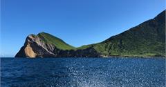  宜蘭頭城｜龜山島半日遊：登島+繞島！不同角度看龜山島～牛奶湖、軍事坑道、島孤人不孤等景點一把罩
