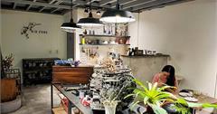  新北新莊｜日豐企業社：被汽車百貨耽誤的下午茶店！超文青特色咖啡廳，入口竟像一般修車廠～新北特色咖啡廳推薦
