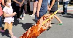 新北｜烏來老街必吃「月球馬告山豬肉香腸」！現烤原住民口味香腸，酥脆又多汁