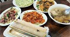 新北烏來｜山地美食屋：烏來老街平價美食餐廳推薦，大推山豬肉、炒野菜、炸溪蝦、溪魚