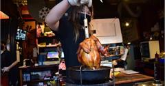 台北｜雞老闆桶仔雞：雞肉軟嫩多汁，加上雞油跟胡椒更美味！加碼超好吃烤肉串和海鮮
