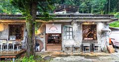 新北｜九份「寬哥那裡」：藏身山城裡的廢墟風咖啡廳！大推必點提拉米蘇