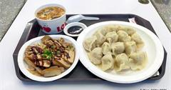 台北｜二毛餃子館：藏身巷弄間的小吃店！大推皮薄餡多的美味「韭黃水餃」，酸辣湯與滷味小菜也好吃