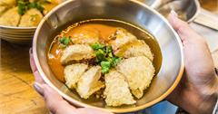 台北有間金光閃閃的肉圓！？外皮吃起來酥脆噴香的脆皮炸肉圓