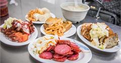 台中老市場內超人氣排隊蚵仔粥，傳統不敗香酥紅燒肉才是本體啊