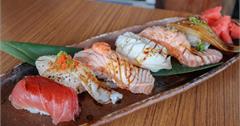 【新北美食】景美「笑居樂食居酒屋」，氣氛約會日式料理，炙燒鮭魚龍蝦捲大推！