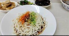 台北萬華｜瓊芳居：老字號涼麵！隱身萬年大樓美食，在地正宗川味清爽超涮嘴