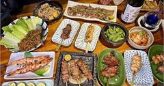 台北｜小串酒場：日式居酒屋，職人級炭火燒鳥串燒料理！大推雞球和剁椒皮蛋