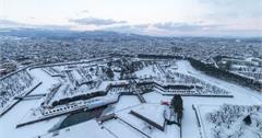 五稜郭公園｜北海道函館最浪漫的雪國星城！冬日登塔瞭望雪國夜景、春日欣賞粉色櫻花