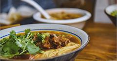 雙北｜6家特色牛肉麵推薦：多款湯頭搭配軟嫩牛肉，飲料可以喝到飽外，這家還是24小時營業！
