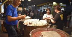 台北｜丞祖胡椒餅：現包現點現窯烤，肉鮮多汁、香濃起司拉絲超誘人，士林夜市必點排隊美食