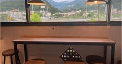 苗栗｜六號老屋咖啡：躲雨邂逅南庄山中秘境！三合院改造咖啡館，無敵風景配手沖