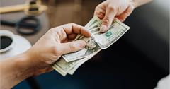 出國旅遊小費怎麼給才合理？小費制度懶人包：歐美國家都要給小費？怎麼給才合理？看這篇準沒錯