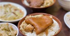 台北｜阿鴻知高飯小吃店：萬華飄香50年古早味街頭美食！必點每日現宰鱸魚湯