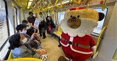 雪粼捷運列車桑塔熊現身 共邀同遊新北歡樂耶誕城
