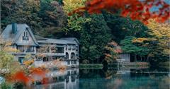 日本九州｜湯布院：清晨霧氣+楓紅倒影美如畫！金鱗湖畔喝咖啡，漫步湯之坪街道
