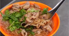 新北｜三重林家大腸麵線：銅板美食激戰區，鋪滿一整層的Q彈大腸好過癮，大腸(麵線)控快來嚐腸！