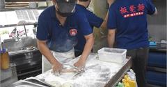 新北｜板凳麵：手擀Q勁麵條淋上鹹香肉燥吃出家鄉味！板橋僑中一街眷村美食推薦