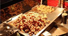 台南｜膳品香酥排骨：中州寮夜市必吃人氣炸物！獨家醃料肉條、香酥排骨，越吃越涮嘴