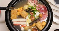 屏東｜阿彬火鍋店：在地人激推石頭火鍋！半露天用餐空間，爆炒湯底清爽辛香，CP值超高！