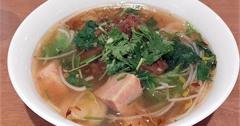新竹｜竹東邱記排骨酥麵：獨樹一幟特色排骨酥，佐以Q彈麵疙瘩，水準不凡的精緻小吃