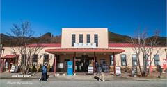 日本山梨｜下吉田駅觀賞富士山私房景點，感受候車亭、彩繪列車日式風情