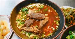 台北｜粟家牛肉麵：多種中藥材與牛骨長時間燉煮，牛肉大塊軟嫩！