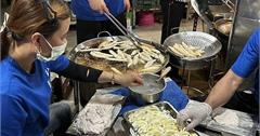 屏東｜瑞字號旗魚黑輪：一支只要15元！東港華僑市場必吃「旗魚黑輪創始店」老字號小攤