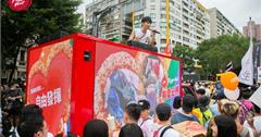 0元吃必勝客！必勝客Love Cam花車參與同志遊行，攜手父母一起說愛！