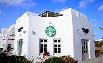 希臘自助行-星巴克咖啡Mykonos米克諾斯星巴克門市，全白色的starbucks整個很有質感，想在希臘愛琴海群島收集城市杯，只有米島才有