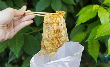 胡椒鹽與蒜蓉醬蔥油餅超涮嘴！在地人推薦銅板美食，20多年老字號飄香不間斷