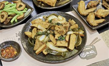  滷味也能這樣吃！滿大碗滷味黎明店，炒、炸、辣、燙四種吃法一次大滿足！