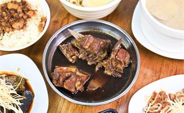 康寶十全藥燉排骨逢甲店，入秋微涼溫補剛剛好，湯頭溫潤清甜會回甘