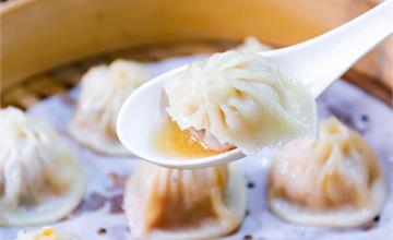 皇宸饌小籠湯包，粉嫩飽滿的內餡鮮嫩欲滴，還有麵類加麵通通不用錢！