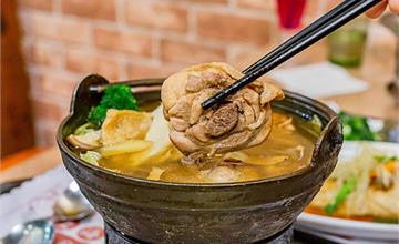 麻油雞鍋有著滿滿雞腿肉！上海灘租界地用料實在，用餐時段簡直一位難求！