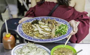 榕樹下滷味，水湳市場40年人氣老店，水餃大顆口味不錯，滷味更是一大盤一大盤地夾！
