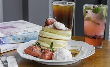 台中最新海景咖啡｜ROSE HOUSE CAFE坐擁180度絕佳視野，還有特厚舒芙蕾鬆餅推薦必點！