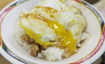 台北西門町│天天利美食坊~超人氣店家。外酥內軟軟蘿蔔糕。半熟蛋液滷肉飯