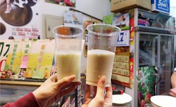 台中｜試喝就超飽！要喝完超過半杯果汁，才會幫你重裝一杯再封膜，不要隨便幫朋友來代買～