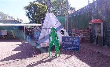 澳洲｜無上限公路、外星人鎮Wycliffe Well、魔鬼大理石Devils Marbles