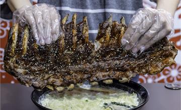 台中│來自彰化的超狂魔爪肋排！大到雙手差點拿不住，每日限量晚來就吃不到！
