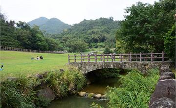 台北內湖｜大溝溪生態治水園區，天熱戲水大草坪野餐好去處