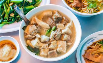 台中│張家晉牛雜，人氣必吃牛肉麵與牛雜麵，滿滿牛雜份量大方幾乎看不到底下的麵！