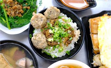 台中｜來自第二市場的料多實在平價小吃！北屯立偉麻醬館，麵食的三種醬料麻醬麵和丸仔飯、菜頭粿米腸蛋都必點～